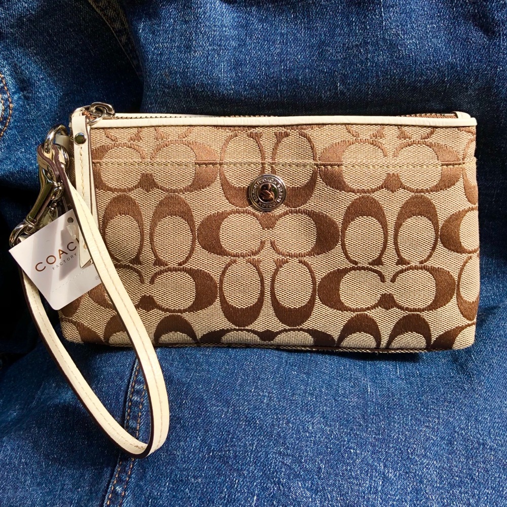 🎊Major Price Drop🎊 Coach Khaki Clutch